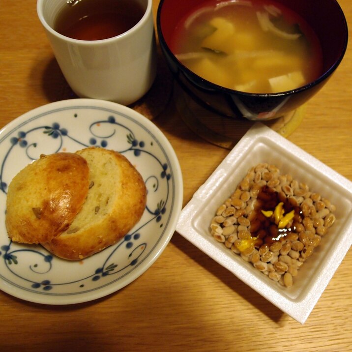 パンとお味噌汁と納豆と焙じ茶の和洋折衷な朝食